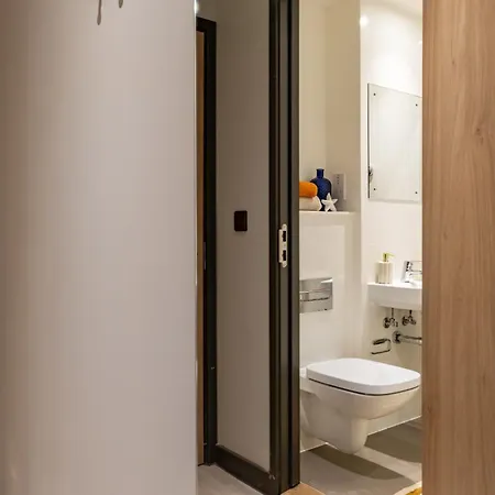 Appartement Student Only At The Port On The Square